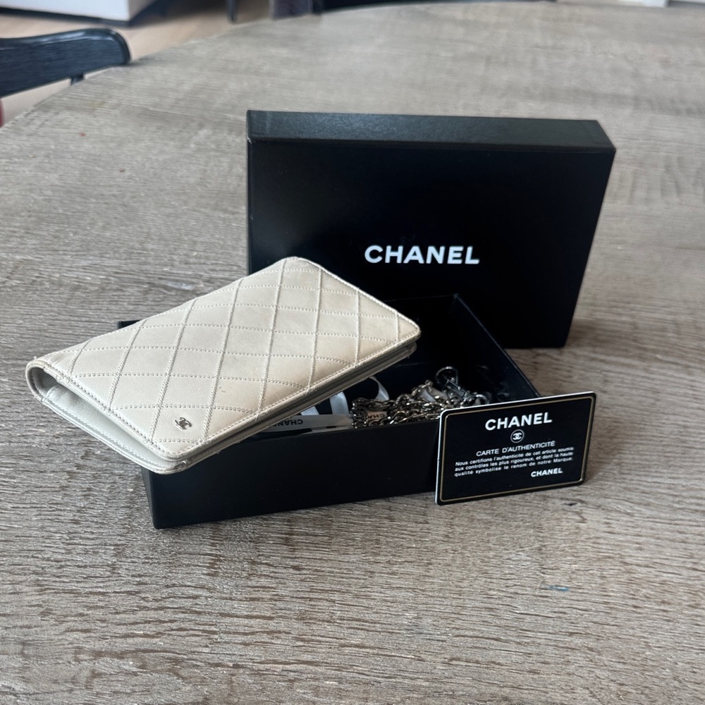 CHANEL Quilted Card Case Wallet in Beige Leather with Silver CC